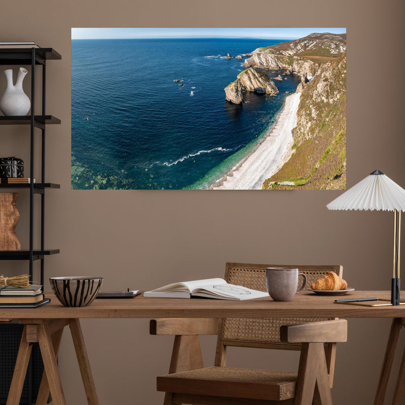 Office Poster  - Die Bucht Glenlough über poliertem Holztisch mit stilvoller Lampe - rechteckig