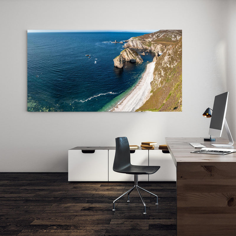 Office Poster  - Die Bucht Glenlough an einer Wand in minimalistisch eingerichtetem Heim-Büro