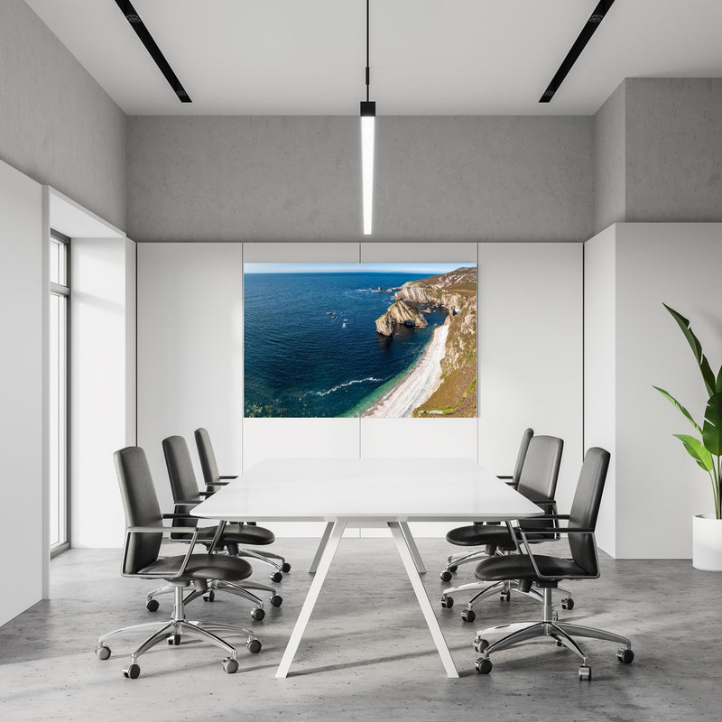 Office Poster  - Die Bucht Glenlough in einem Konferenzraum an weißer Wand hängend