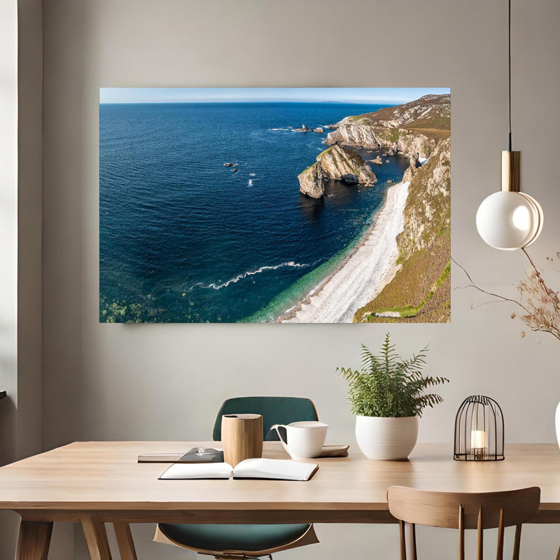 Office Poster  - Die Bucht Glenlough über klassischem Holztisch mit runder Vase - rechteckig