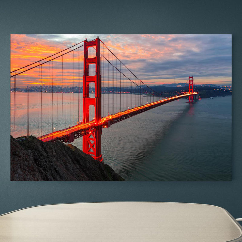 Office Poster  - Die Golden Gate Bridge bei Sonnenaufgang an blauer Wand in einem Besprechungsraum Zoom