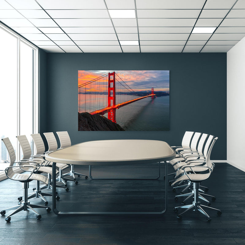 Office Poster  - Die Golden Gate Bridge bei Sonnenaufgang an blauer Wand in einem Besprechungsraum