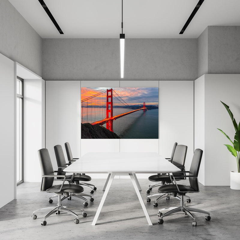 Office Poster  - Die Golden Gate Bridge bei Sonnenaufgang in einem Konferenzraum an weißer Wand hängend