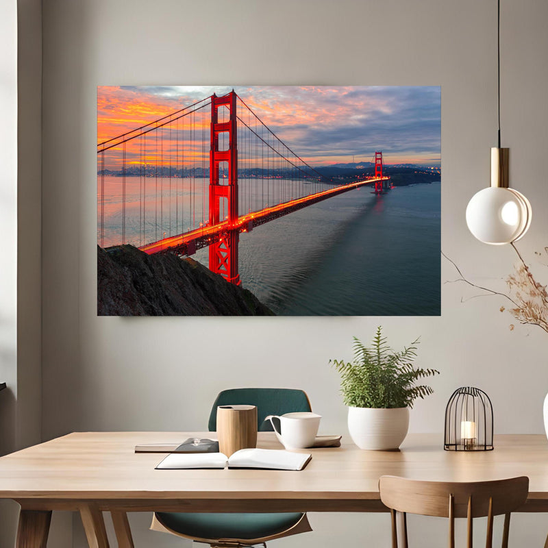 Office Poster  - Die Golden Gate Bridge bei Sonnenaufgang über klassischem Holztisch mit runder Vase - rechteckig