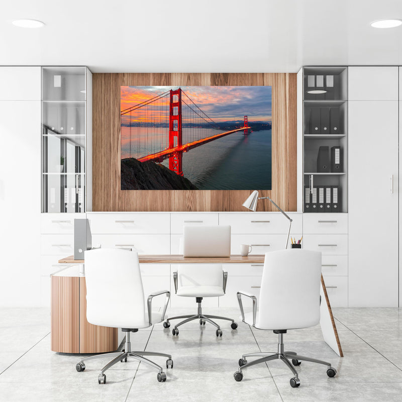 Office Poster  - Die Golden Gate Bridge bei Sonnenaufgang an einer Holzwand hängend im Büroraum
Office Poster  - Die Golden Gate Bridge bei Sonnenaufgang an einer Holzwand hängend im Büroraum