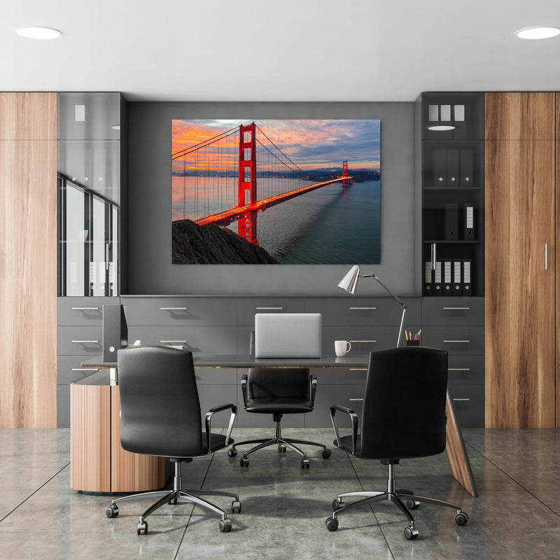 Office Poster  - Die Golden Gate Bridge bei Sonnenaufgang in klassischem Büroraum zwischen Holzschränken