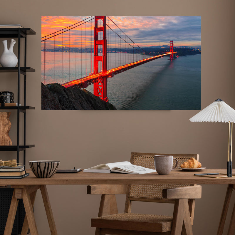 Office Poster  - Die Golden Gate Bridge bei Sonnenaufgang über poliertem Holztisch mit stilvoller Lampe - rechteckig