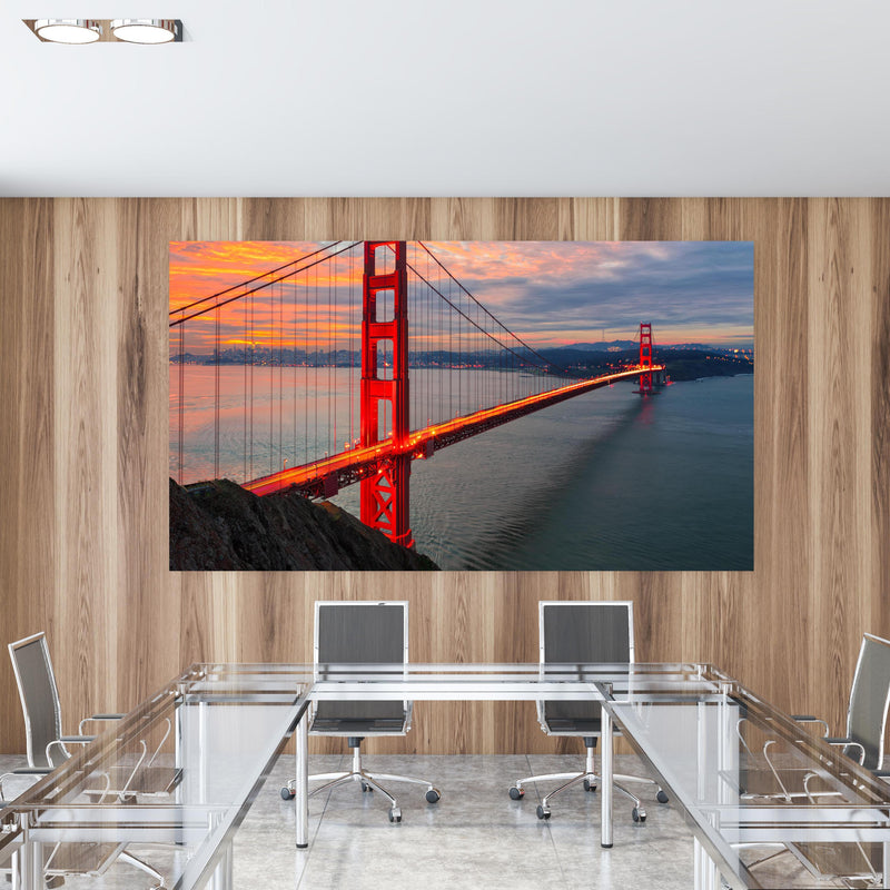 Office Poster  - Die Golden Gate Bridge bei Sonnenaufgang in einem Konferenzraum mit Glastisch und Holzwand