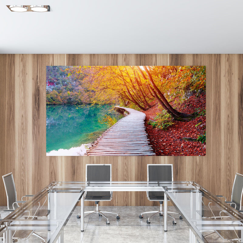 Office Poster  - Die berühmten Plitvicer Seen im Herbst in einem Konferenzraum mit Glastisch und Holzwand