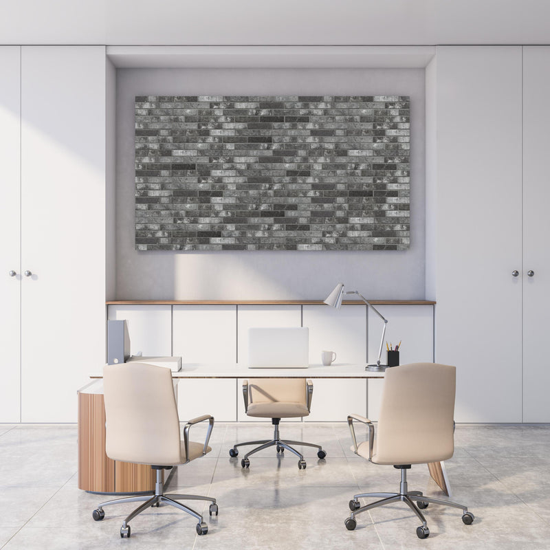 Office Poster  - Dunkelgraue Backsteinmauer hinter weißem Holzschreibtisch mit Tischlampe