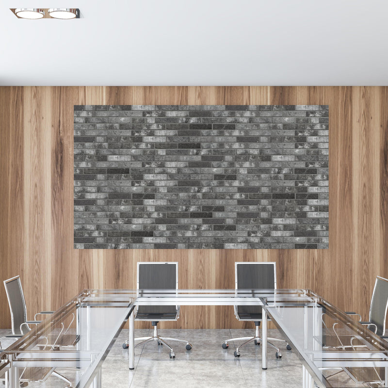 Office Poster  - Dunkelgraue Backsteinmauer in einem Konferenzraum mit Glastisch und Holzwand