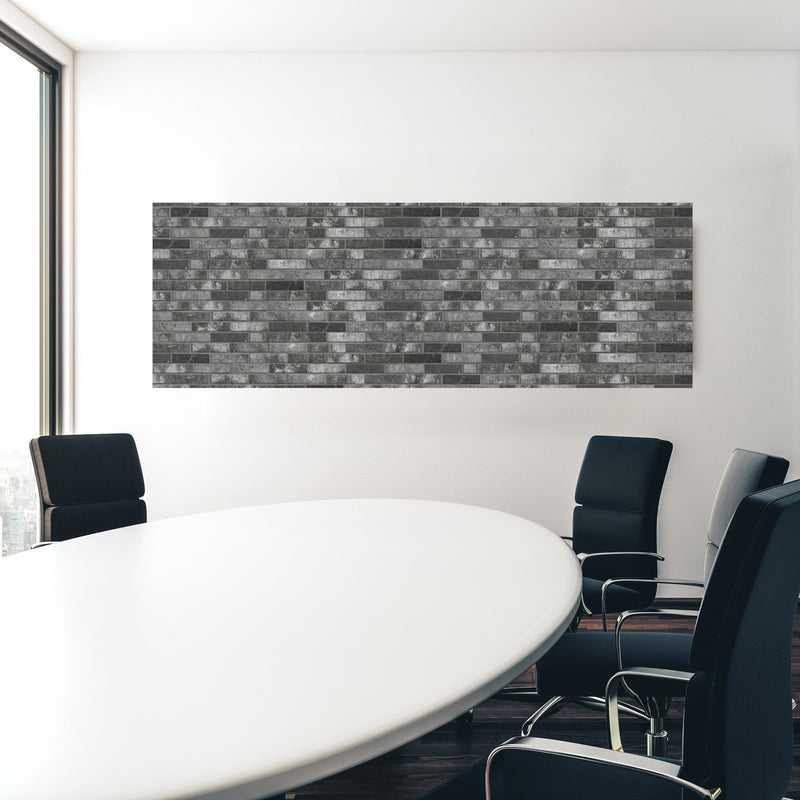 Office Poster  - Dunkelgraue Backsteinmauer in einem Konferenzraum hinter weißem ovalem Tisch