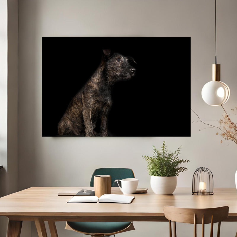 Office Poster  - Dunkler Cairn Terrier Hund über klassischem Holztisch mit runder Vase - rechteckig