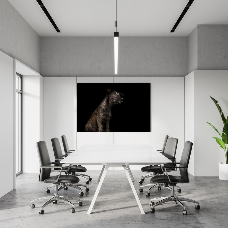 Office Poster  - Dunkler Cairn Terrier Hund in einem Konferenzraum an weißer Wand hängend