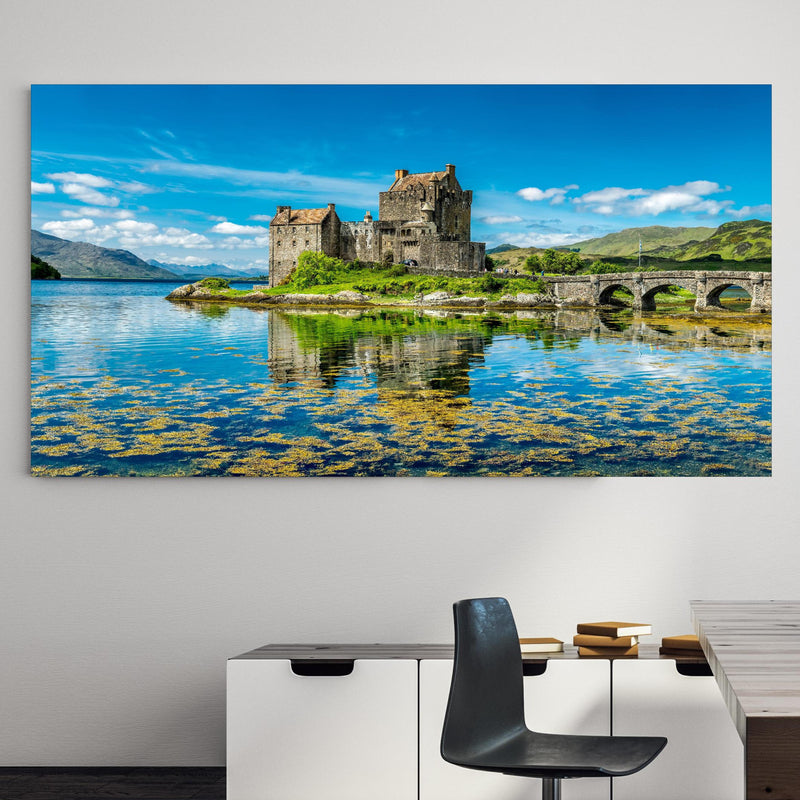 Office Poster  - Eilean Donan Castle an einer Wand in minimalistisch eingerichtetem Heim-Büro Zoom