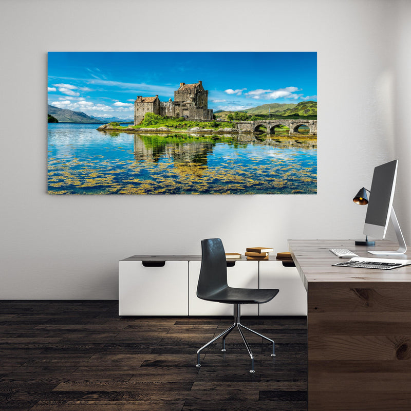 Office Poster  - Eilean Donan Castle an einer Wand in minimalistisch eingerichtetem Heim-Büro