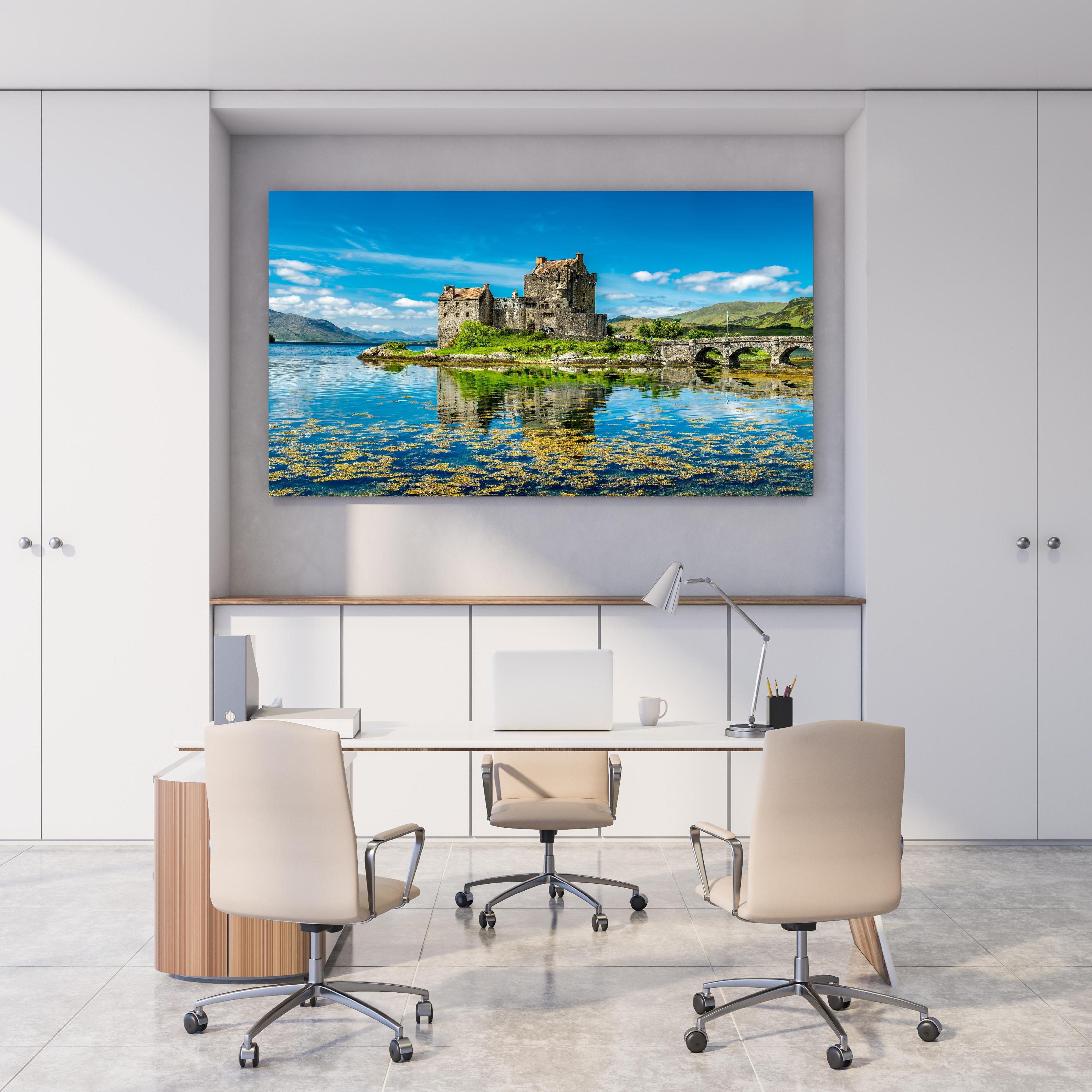 Office Poster  - Eilean Donan Castle hinter weißem Holzschreibtisch mit Tischlampe