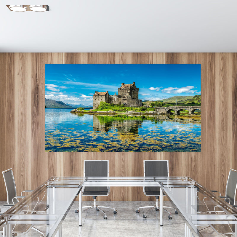 Office Poster  - Eilean Donan Castle in einem Konferenzraum mit Glastisch und Holzwand