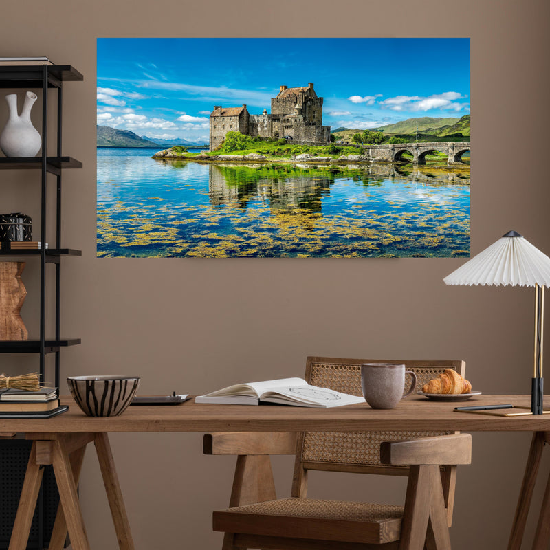 Office Poster  - Eilean Donan Castle über poliertem Holztisch mit stilvoller Lampe - rechteckig