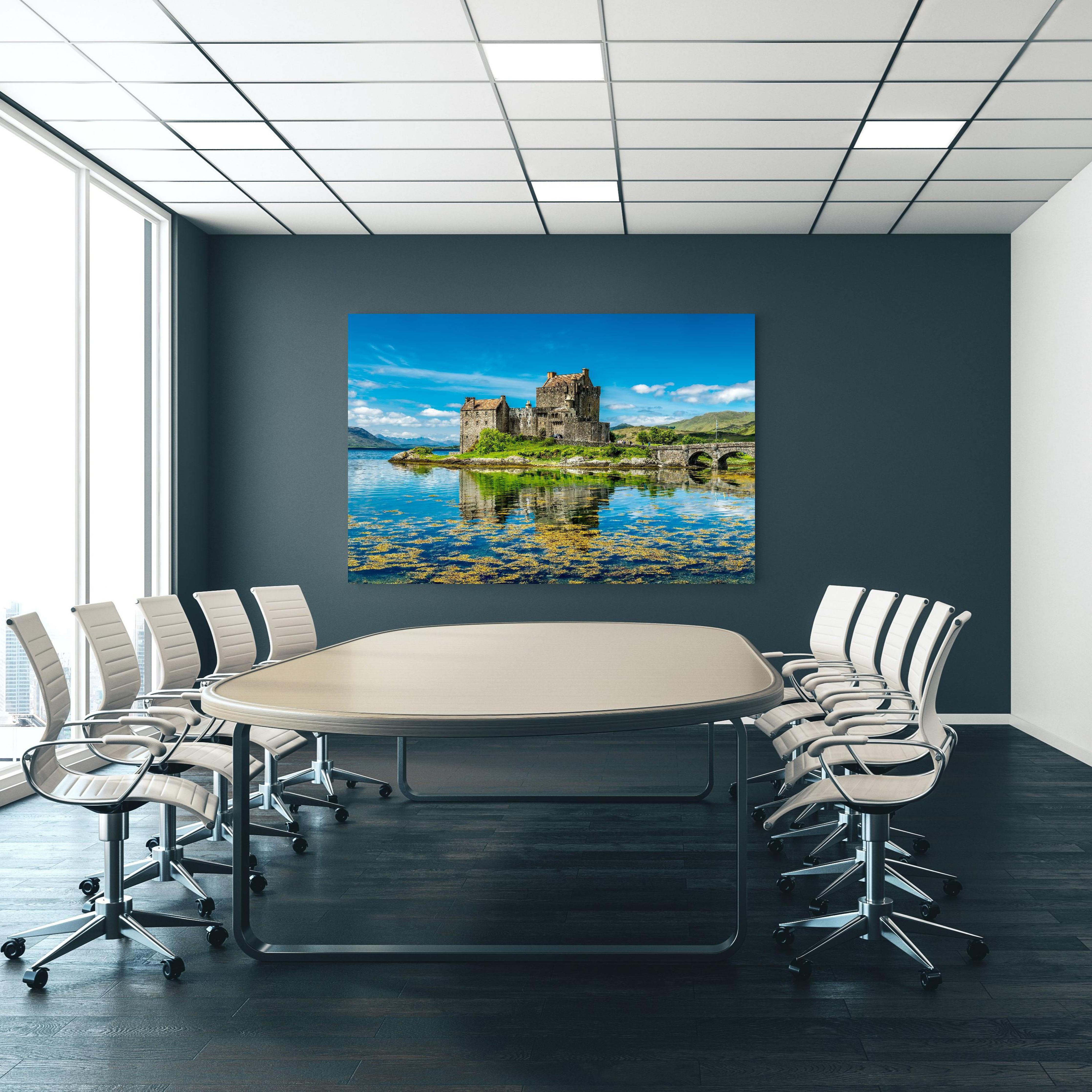 Office Poster  - Eilean Donan Castle an blauer Wand in einem Besprechungsraum