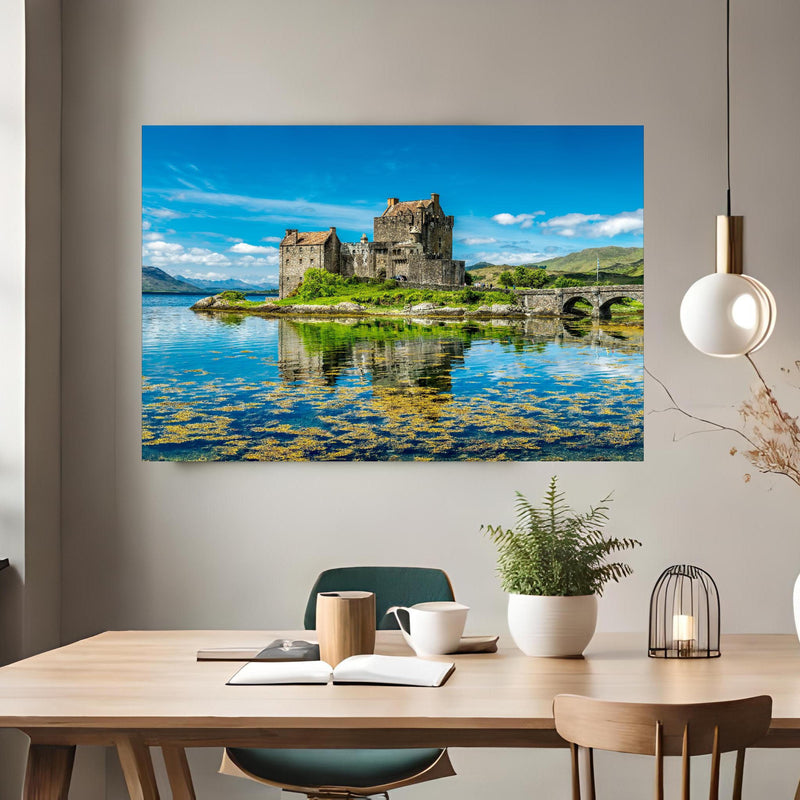 Office Poster  - Eilean Donan Castle über klassischem Holztisch mit runder Vase - rechteckig