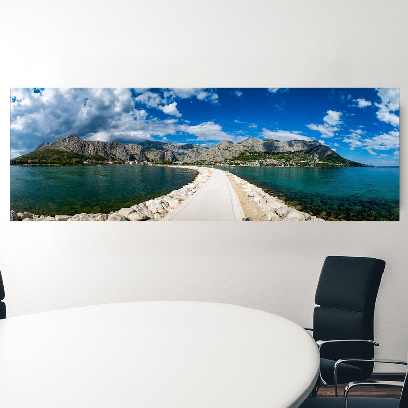 Office Poster  - Ein Panoramabild von Omis - Kroatien in einem Konferenzraum hinter weißem ovalem Tisch Zoom