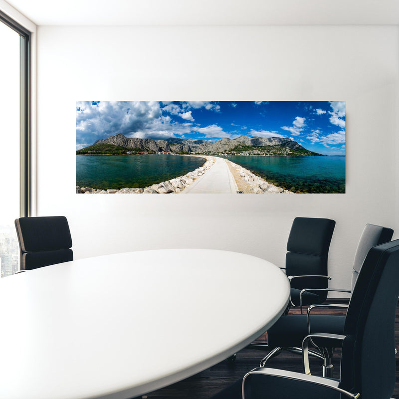 Office Poster  - Ein Panoramabild von Omis - Kroatien in einem Konferenzraum hinter weißem ovalem Tisch