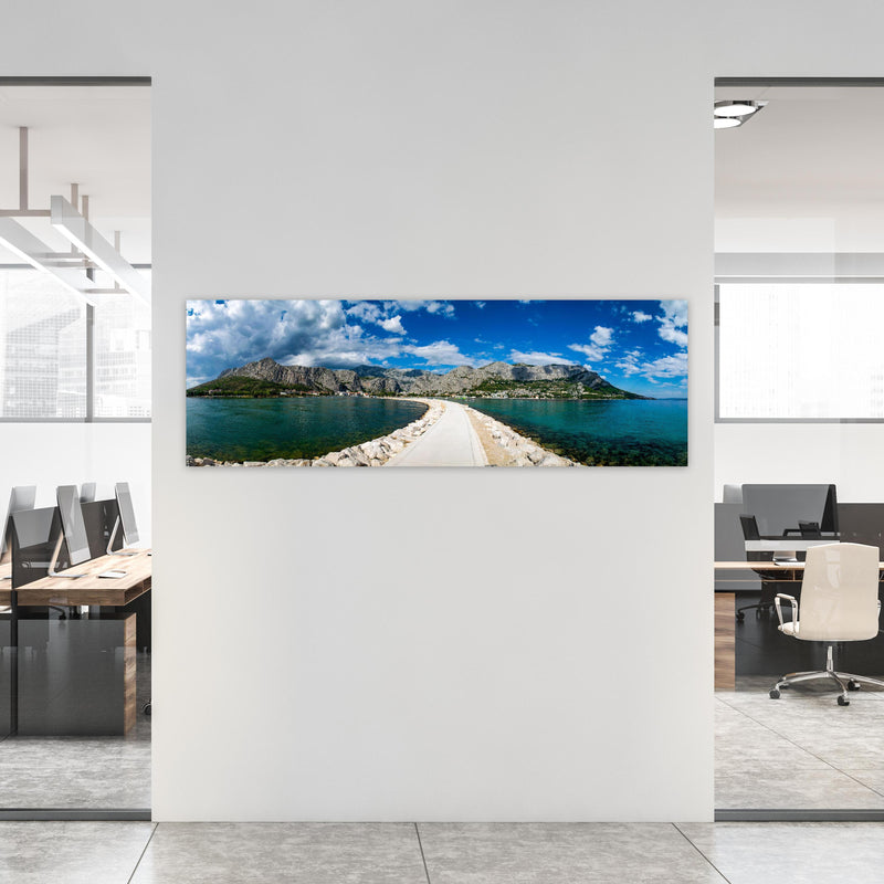 Office Poster  - Ein Panoramabild von Omis - Kroatien an weißer Wand in hell eingerichtetem Büro