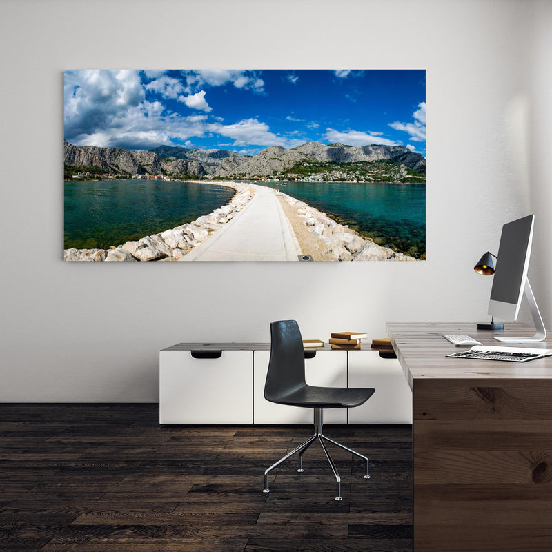 Office Poster  - Ein Panoramabild von Omis - Kroatien an einer Wand in minimalistisch eingerichtetem Heim-Büro