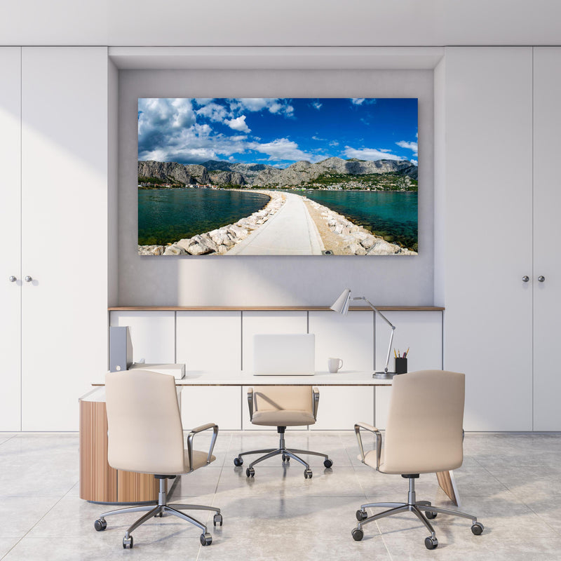 Office Poster  - Ein Panoramabild von Omis - Kroatien hinter weißem Holzschreibtisch mit Tischlampe