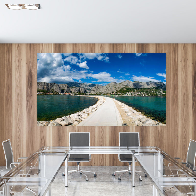 Office Poster  - Ein Panoramabild von Omis - Kroatien in einem Konferenzraum mit Glastisch und Holzwand