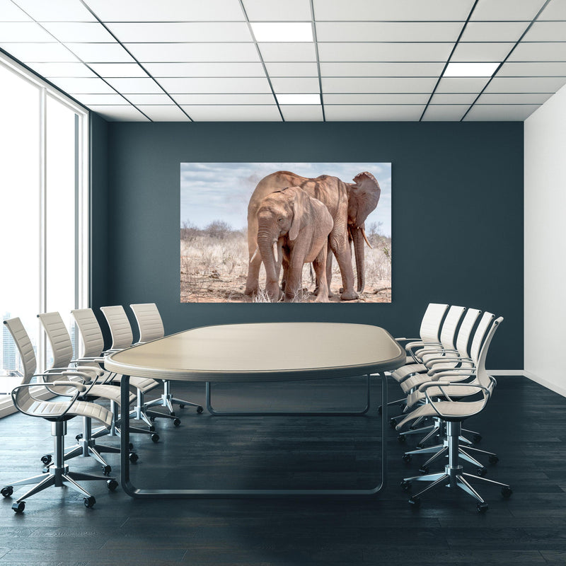 Office Poster  - Elefanten von Tsavo an blauer Wand in einem Besprechungsraum