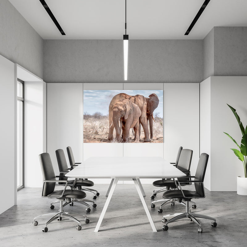 Office Poster  - Elefanten von Tsavo in einem Konferenzraum an weißer Wand hängend