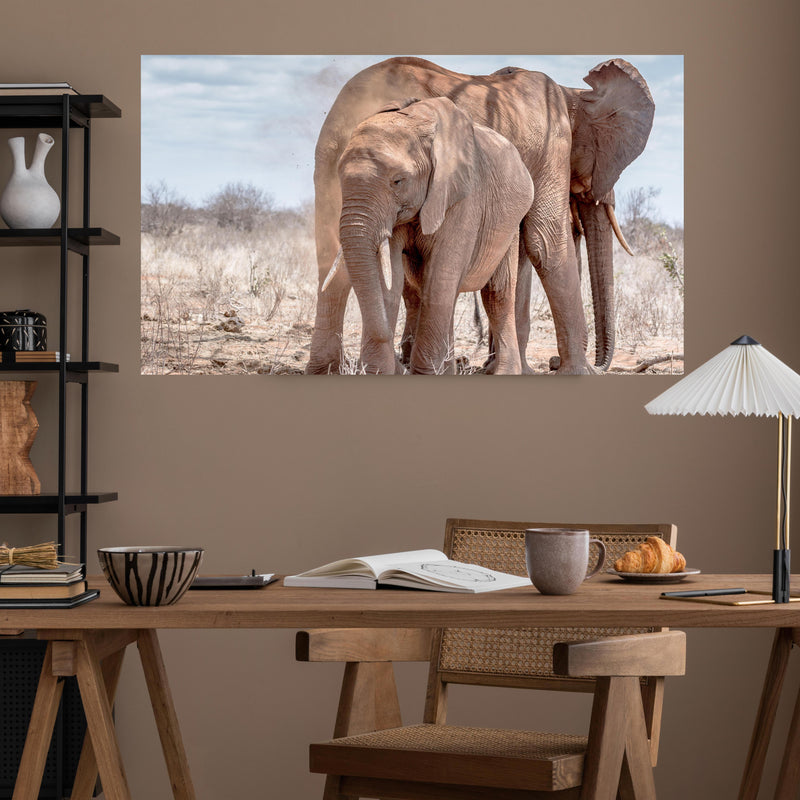 Office Poster  - Elefanten von Tsavo über poliertem Holztisch mit stilvoller Lampe - rechteckig