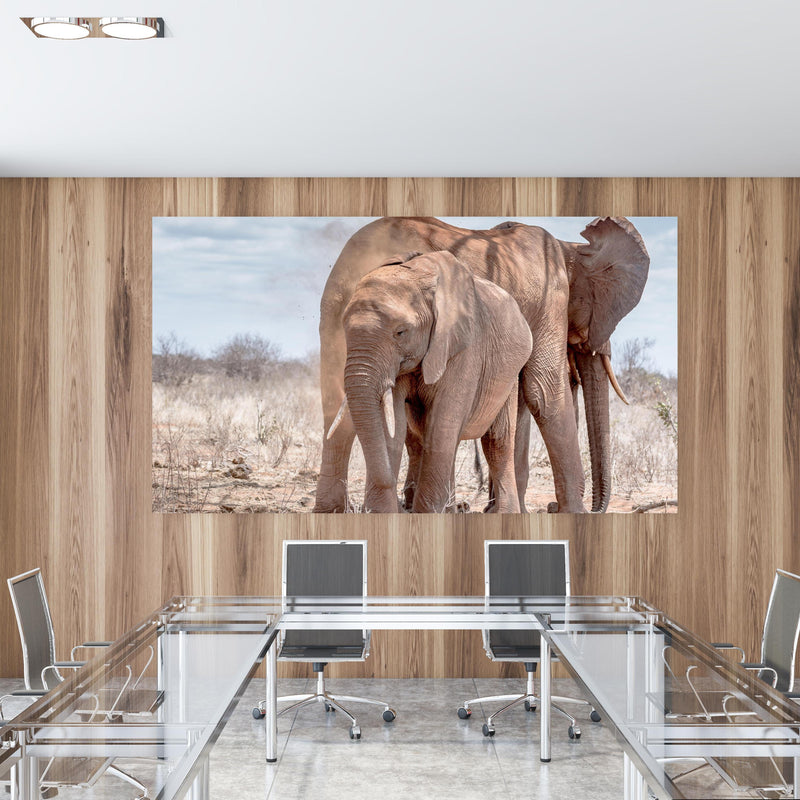 Office Poster  - Elefanten von Tsavo in einem Konferenzraum mit Glastisch und Holzwand