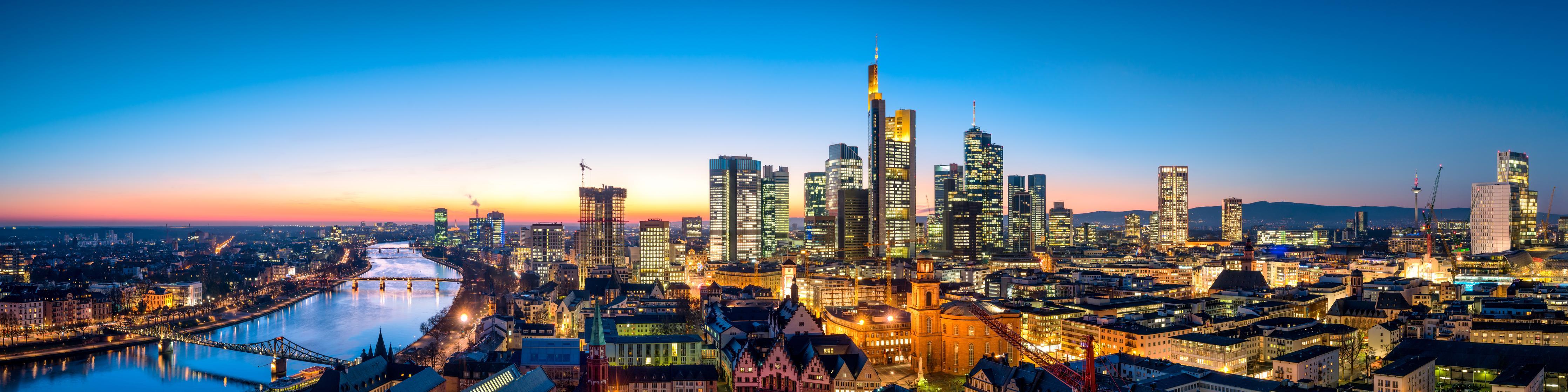 Office Poster-Frankfurt Skyline Dämmerung