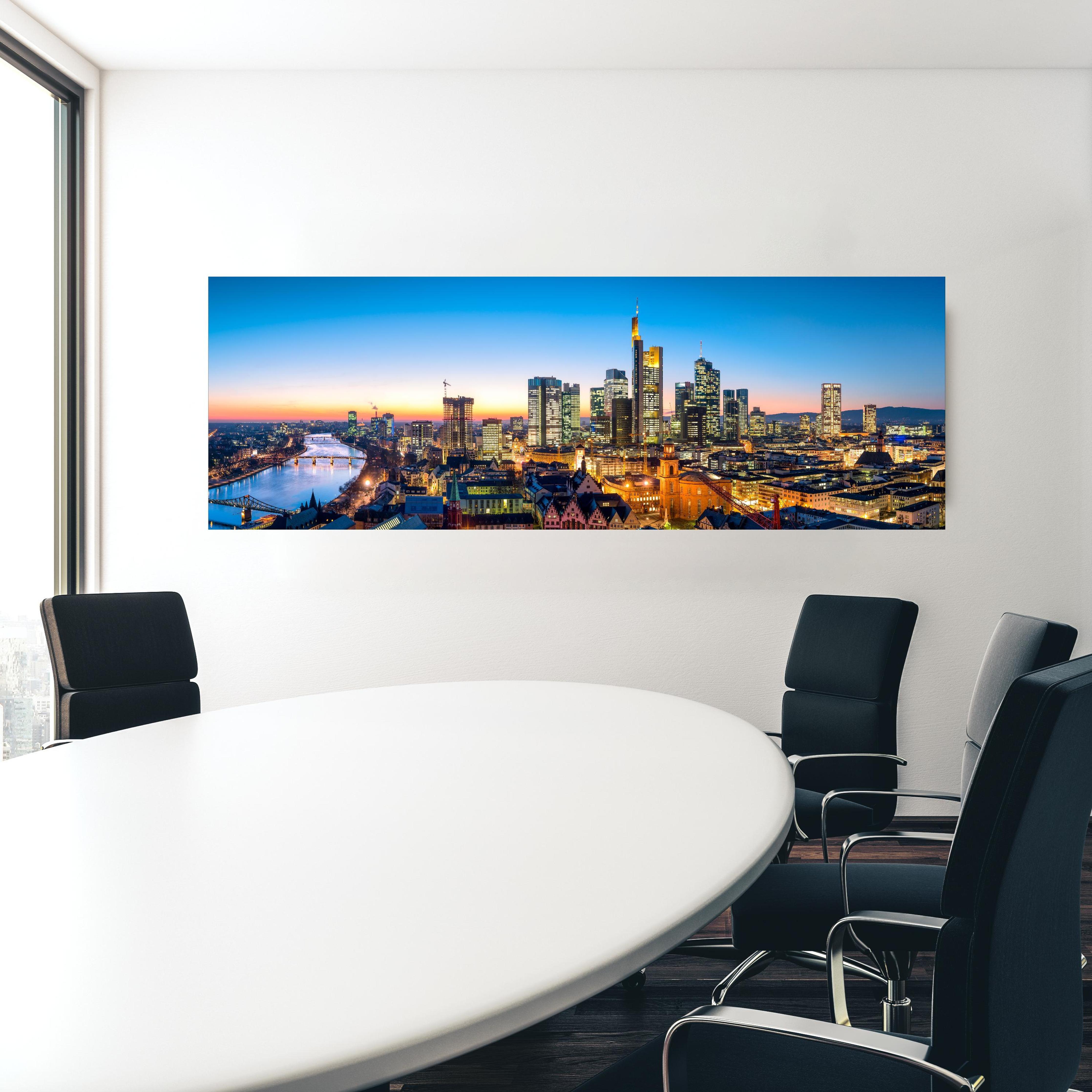 Office Poster  - Frankfurt Skyline Dämmerung in einem Konferenzraum hinter weißem ovalem Tisch