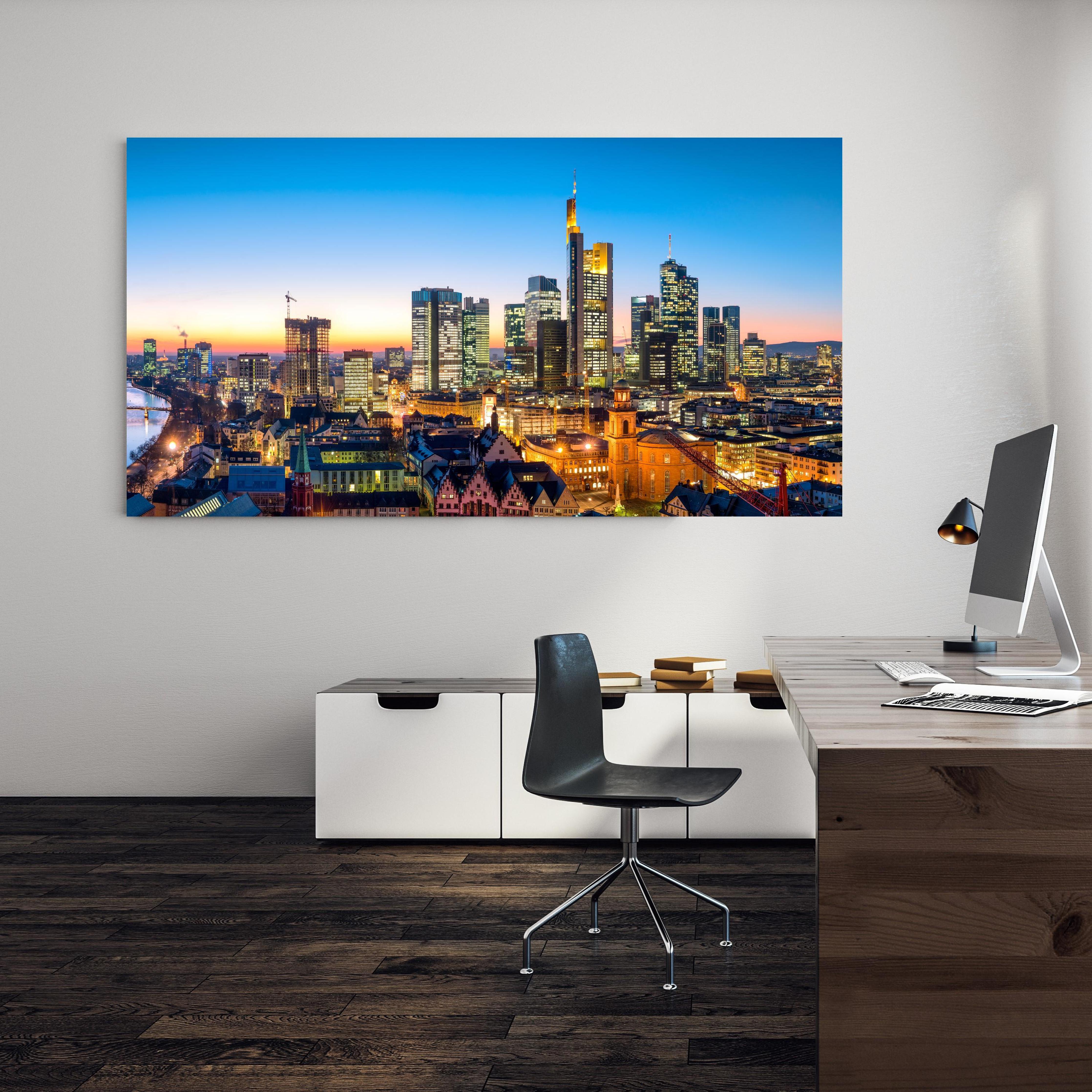 Office Poster  - Frankfurt Skyline Dämmerung an einer Wand in minimalistisch eingerichtetem Heim-Büro