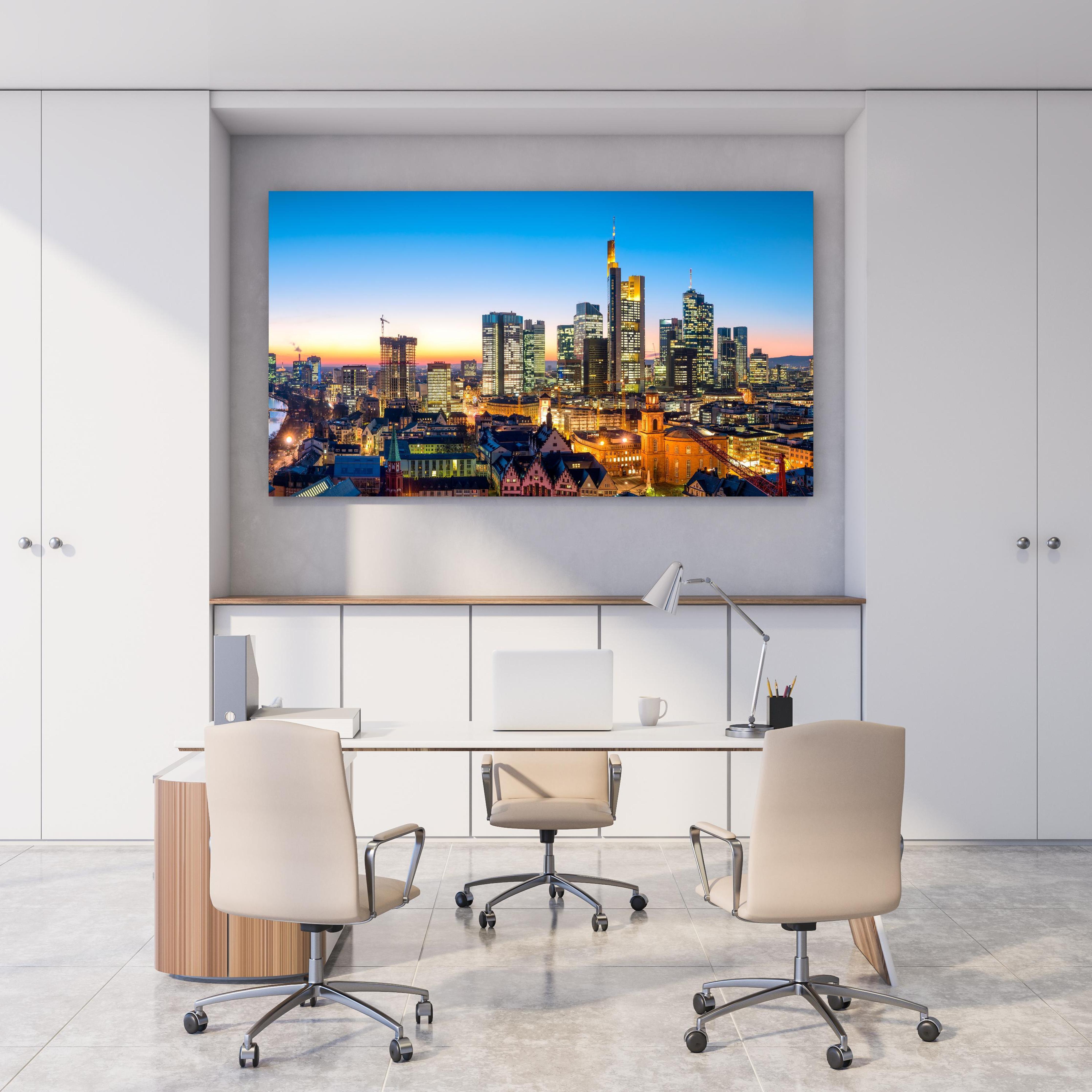 Office Poster  - Frankfurt Skyline Dämmerung hinter weißem Holzschreibtisch mit Tischlampe