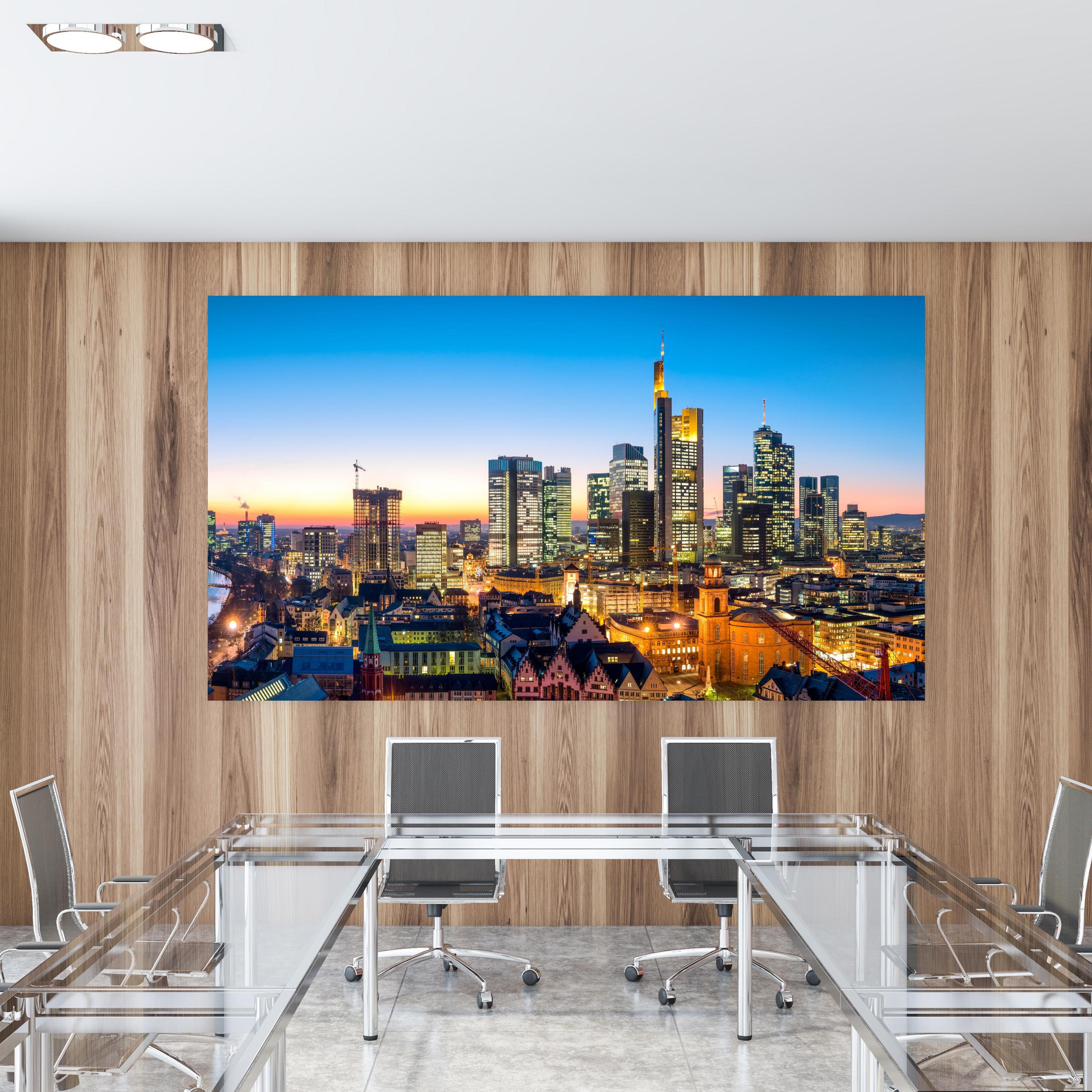 Office Poster  - Frankfurt Skyline Dämmerung in einem Konferenzraum mit Glastisch und Holzwand