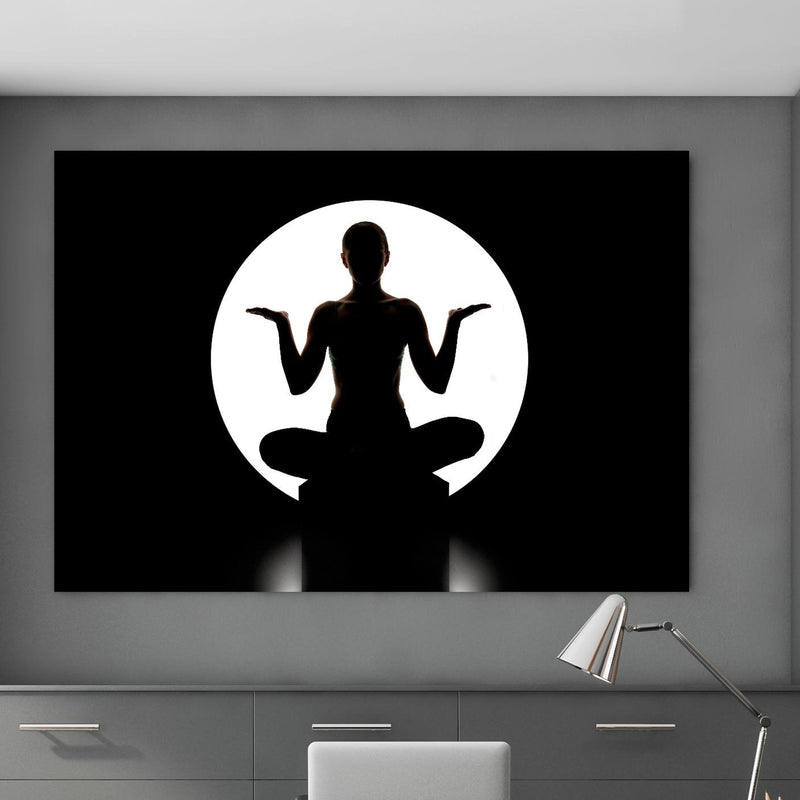 Office Poster  - Frau Silhouette sitzt in Yoga-Pose in klassischem Büroraum zwischen Holzschränken Zoom