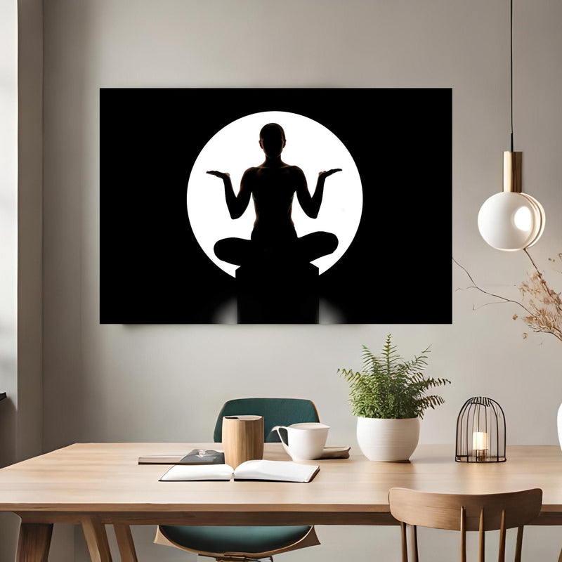 Office Poster  - Frau Silhouette sitzt in Yoga-Pose über klassischem Holztisch mit runder Vase - rechteckig