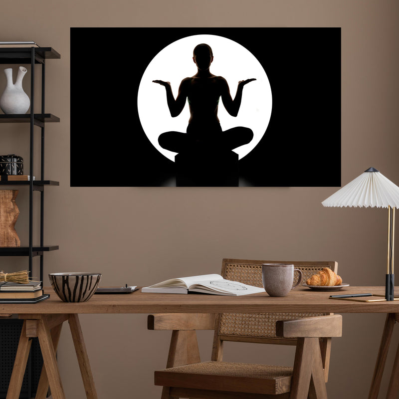 Office Poster  - Frau Silhouette sitzt in Yoga-Pose über poliertem Holztisch mit stilvoller Lampe - rechteckig