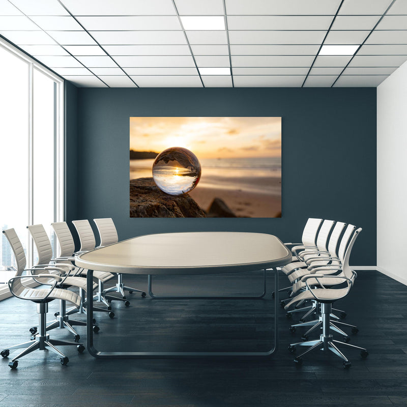 Office Poster  - Glaskugel an der Küste an blauer Wand in einem Besprechungsraum