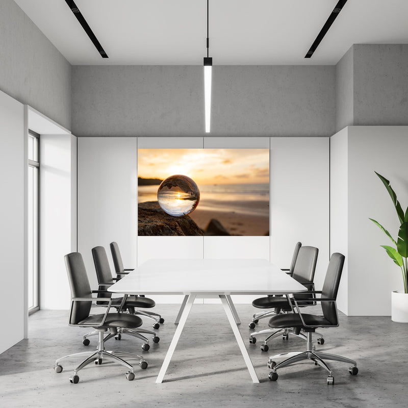 Office Poster  - Glaskugel an der Küste in einem Konferenzraum an weißer Wand hängend