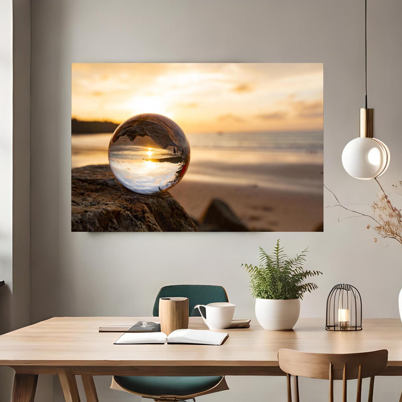 Office Poster  - Glaskugel an der Küste über klassischem Holztisch mit runder Vase - rechteckig