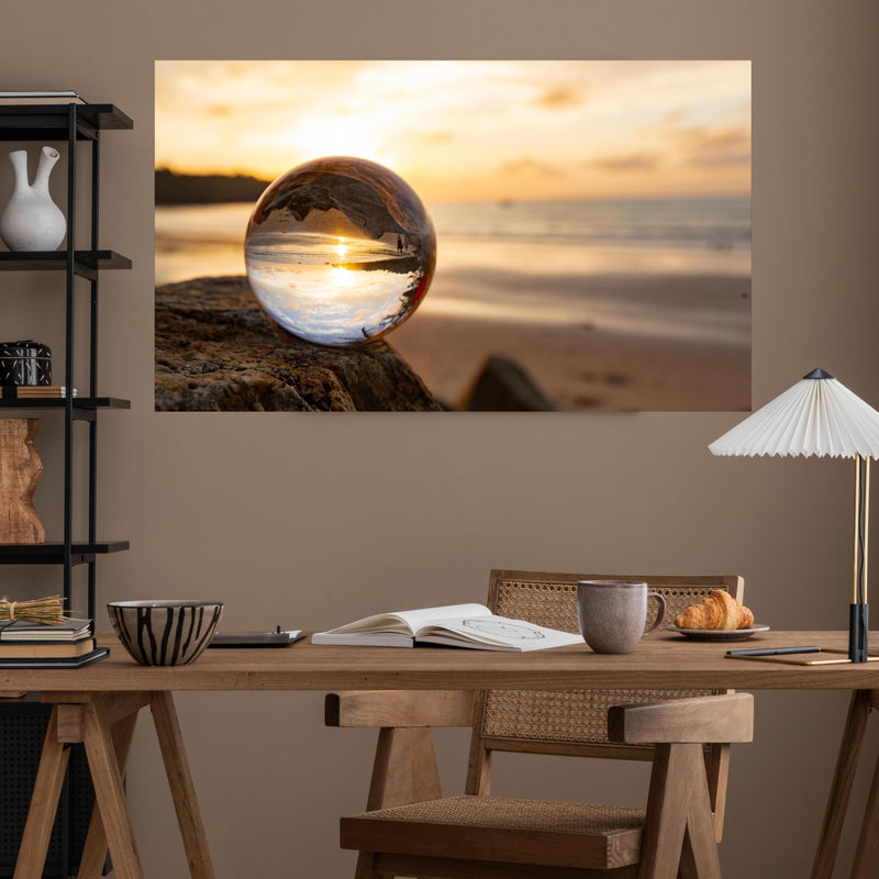 Office Poster  - Glaskugel an der Küste über poliertem Holztisch mit stilvoller Lampe - rechteckig
