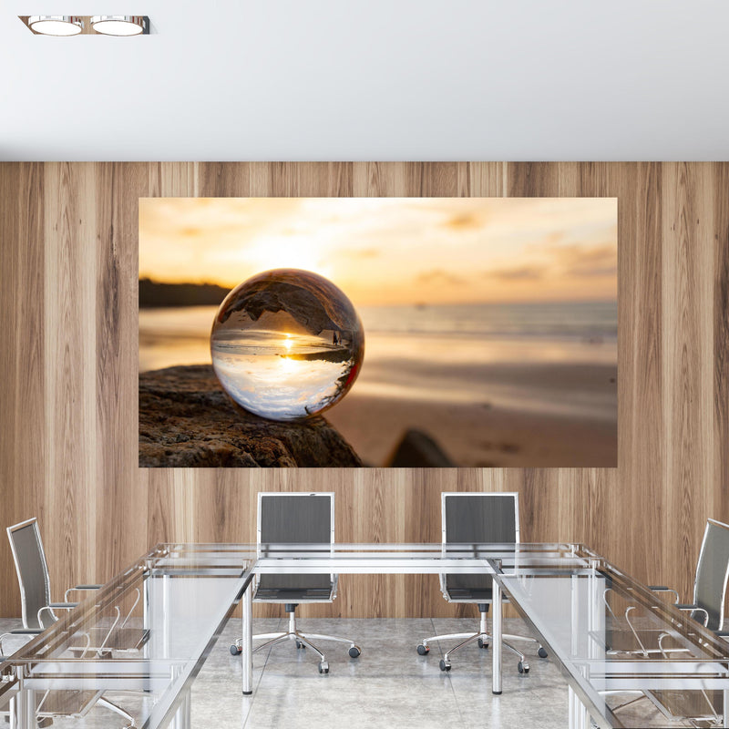 Office Poster  - Glaskugel an der Küste in einem Konferenzraum mit Glastisch und Holzwand
