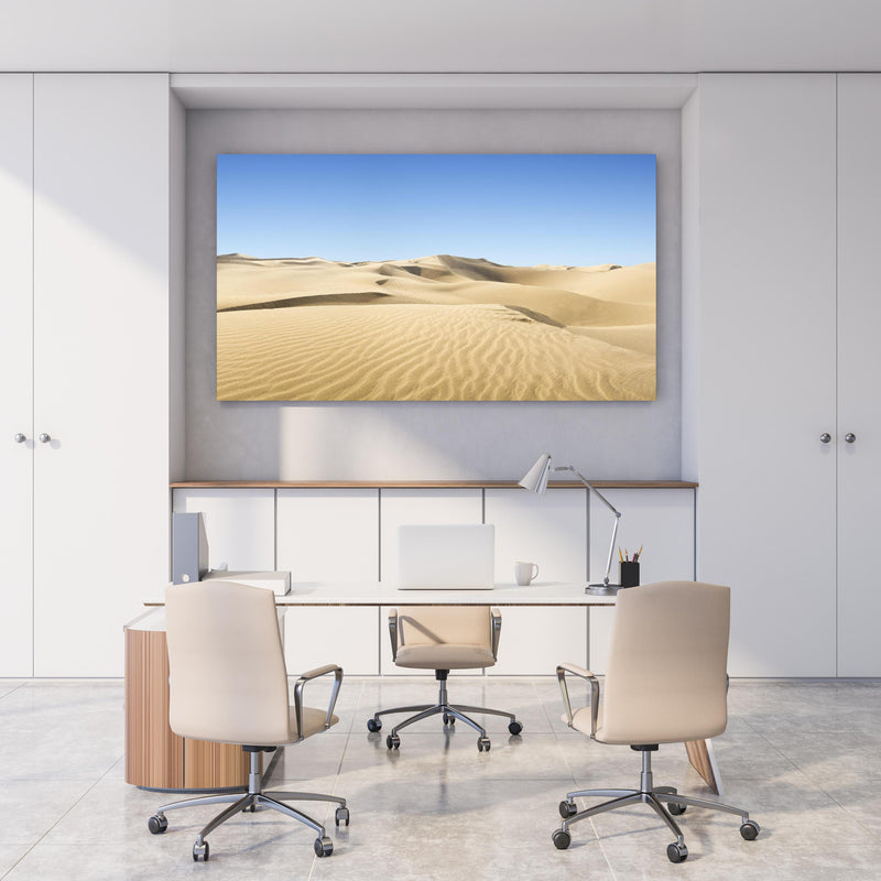 Office Poster  - Gold desert hinter weißem Holzschreibtisch mit Tischlampe