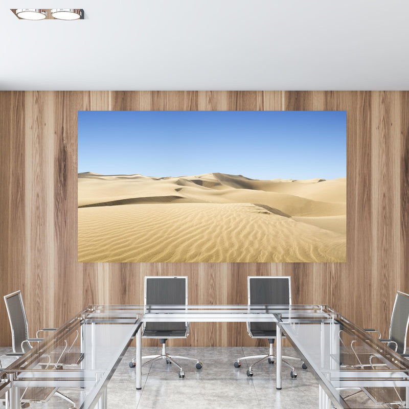 Office Poster  - Gold desert in einem Konferenzraum mit Glastisch und Holzwand